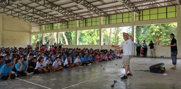Wat Kom school Friday 17th Nov 01