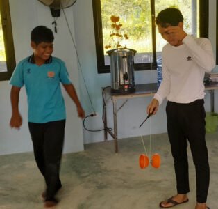 teacher diabolo and smile